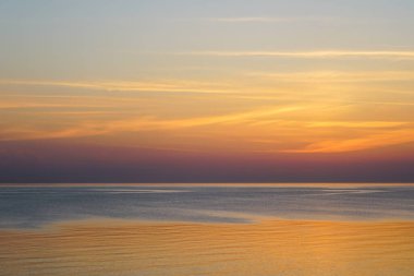 Baltık Denizi 'nin ve gün batımından sonra gökyüzünün muhteşem renkli manzarası.