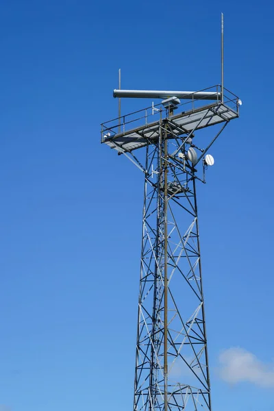 Torn Med Kustbevakning Radarsystem Och Olika Kommunikationsutrustning Blå Himmel Bakgrund — Stockfoto