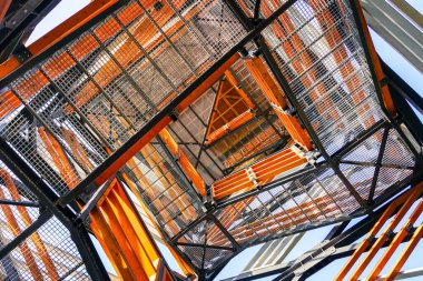 Dekoratif ahşap elementleri ve dairesel merdivenleri olan modern metal gözlem kulesinin bir parçası.