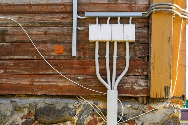 Cablaggio Elettrico Moderno Sulla Parete Esterna Una Vecchia Casa Legno — Foto Stock