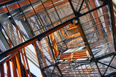 Dekoratif ahşap elementleri ve dairesel merdivenleri olan modern metal gözlem kulesinin bir parçası.