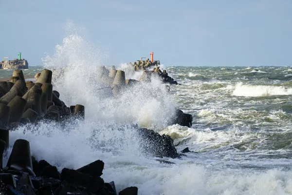 バルト海の荒天時には防波堤のコンクリートブロックに対して大きな波が衝突し — ストック写真