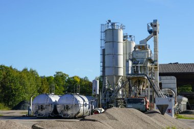 Küçük asfalt beton fabrikası, asfalt üretimi için ekipman, mavi gökyüzü arka planı