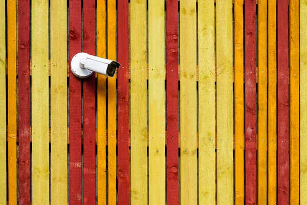 Sarı Kırmızı Renkli Duvarlarda Beyaz Güvenlik Kamerası Var — Stok fotoğraf