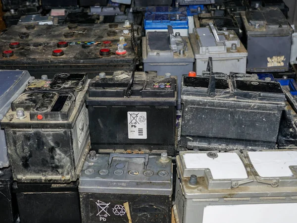 Çevreye zararlı bir hurdalıkta geri dönüştürülmeyi bekleyen kullanılmış akülü palet