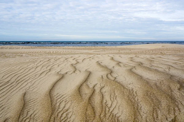 風と水によって作られた海による自然の絵のような砂の救済は — ストック写真