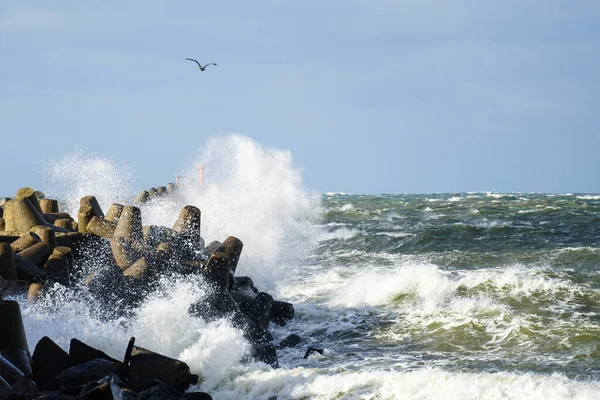 バルト海の荒天時には防波堤のコンクリートブロックに対して大きな波が衝突し — ストック写真