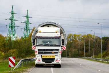 Ağır yük taşıyan bir karavanla toplu malların karayoluyla taşınması