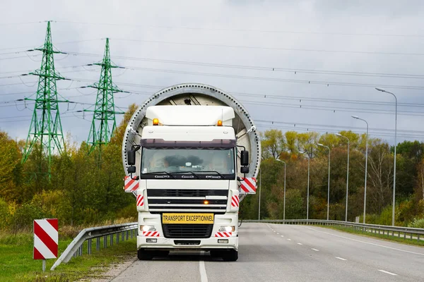 大型トレーラーのある道路での大型貨物の輸送 — ストック写真