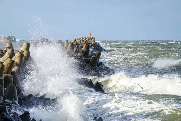 Время Штормовой Погоды Балтийском Море Большие Волны Врезаются Бетонные Блоки — стоковое фото