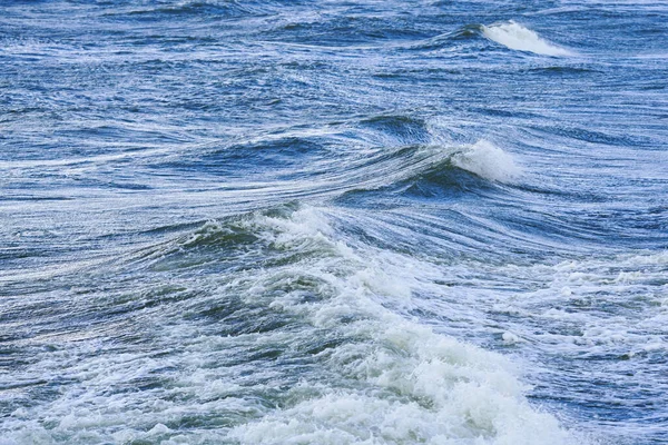 嵐の中波の海を背景に — ストック写真