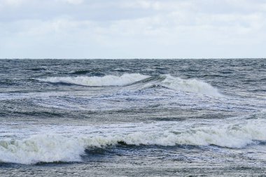 bir fırtına sırasında dalgalı bir denizle arka plan