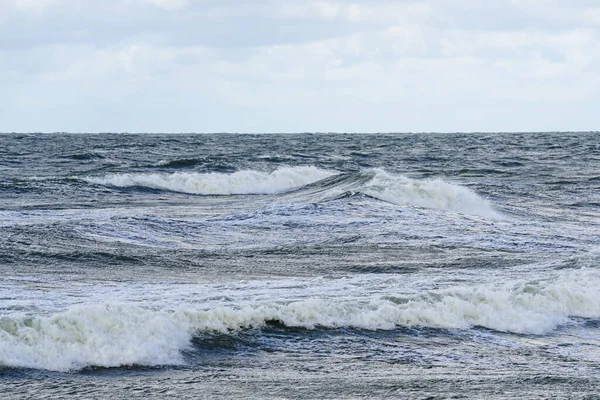 嵐の中波の海を背景に — ストック写真