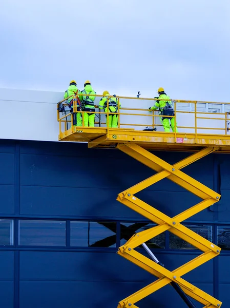 Yellow Self Propelled Scissor Lift Workers Uniform Safety Protective Equipment — Stock Photo, Image