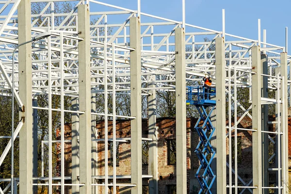 Werknemer Uniforme Veiligheidsuitrusting Zelfrijdende Schaarlift Bij Installatie Montage Van Metalen — Stockfoto