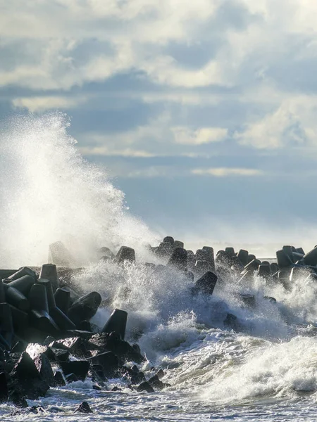 バルト海沿岸の嵐 港の入り口のコンクリート防波堤に対する大きな波の衝突 — ストック写真