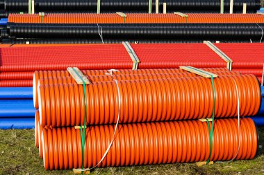 çeşitli renk ve çaplarda yeraltı iletişim plastik boruları