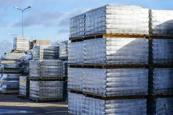 Mucchio Nuove Lastre Pavimentazione Pallet Legno Avvolti Involucro Plastica Trasparente — Foto Stock