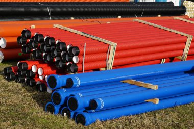 çeşitli renk ve çaplarda yeraltı iletişim plastik boruları