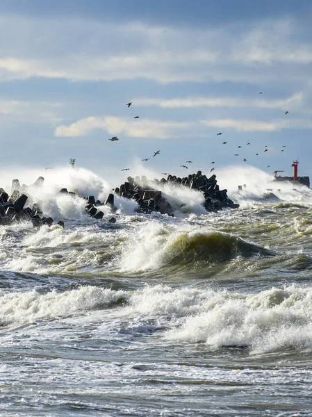 バルト海の港の防波堤を突破する大きな波 — ストック写真
