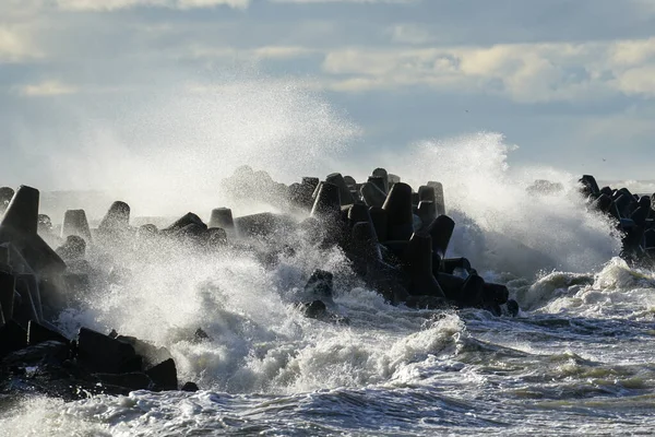 Прибрежная Буря Балтийском Море Большие Волны Врезаются Бетонную Волну Входа — стоковое фото