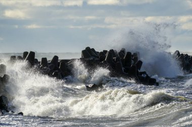 Baltık Denizi 'ndeki kıyı fırtınası, büyük dalgalar liman girişindeki beton dalgalanmalarına çarpıyor.