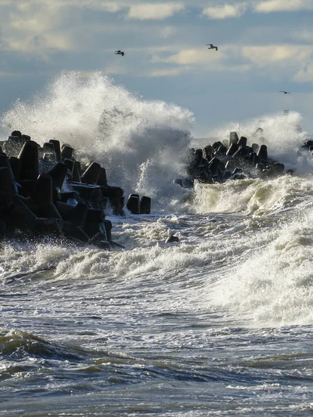 Κύματα Συντρίβονται Κυματοθραύστη Κατά Διάρκεια Χειμερινών Καταιγίδων Στη Βαλτική Θάλασσα — Φωτογραφία Αρχείου
