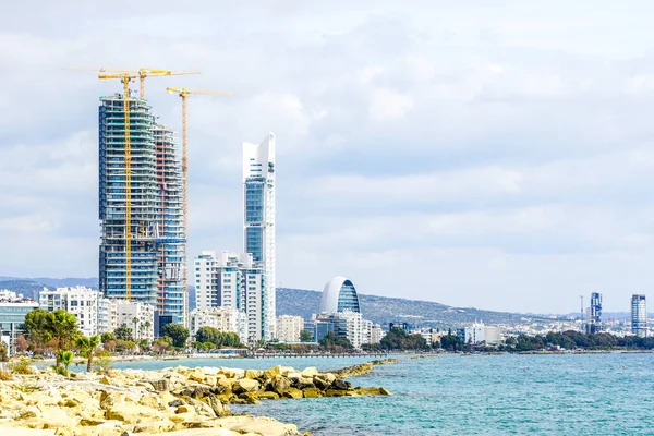 Limasol gezinti güvertesinin inşaat halindeki birkaç vinç ve gökdelenli görüntüsü