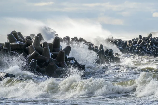 バルト海沿岸の嵐 港の入り口のコンクリート防波堤に対する大きな波の衝突 — ストック写真