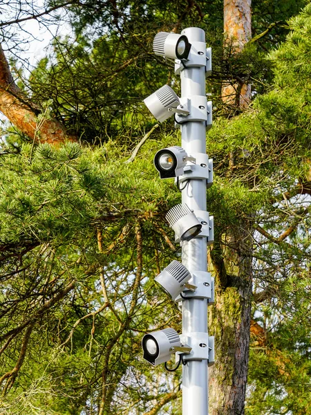 Yeni Modern Işıklandırma Direği Şehir Parkında Altı Işık Var — Stok fotoğraf