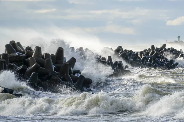 Παράκτια Καταιγίδα Στη Βαλτική Θάλασσα Μεγάλα Κύματα Συντρίβονται Πάνω Στο — Φωτογραφία Αρχείου