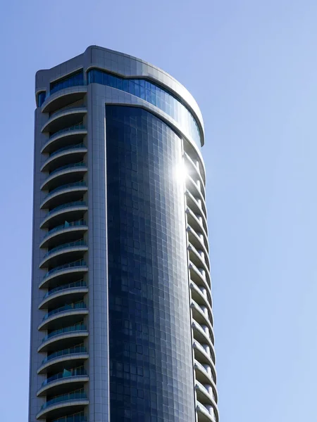 Фрагмент Фасада Абстрактного Высокого Офисного Здания Фоне Голубого Неба — стоковое фото