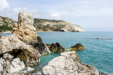 Kıbrıs adasında ünlü tanrıça Afrodit kayası yakınlarındaki Akdeniz kıyılarının güzel manzarası