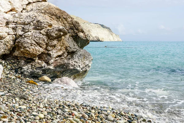 Kıbrıs adasında ünlü tanrıça Afrodit kayası yakınlarındaki Akdeniz kıyılarının güzel manzarası
