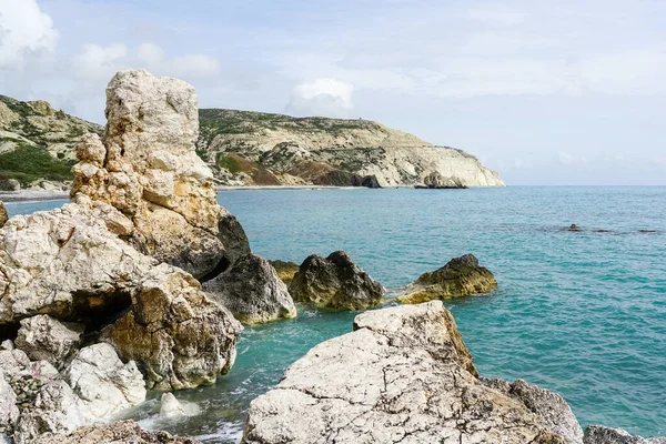 Kıbrıs adasında ünlü tanrıça Afrodit kayası yakınlarındaki Akdeniz kıyılarının güzel manzarası