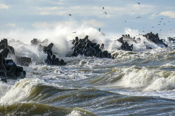 Κύματα Συντρίβονται Κυματοθραύστη Κατά Διάρκεια Χειμερινών Καταιγίδων Στη Βαλτική Θάλασσα — Φωτογραφία Αρχείου
