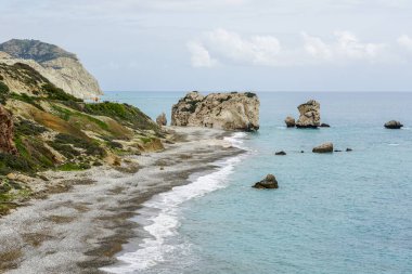 Akdeniz kıyılarının ünlü tanrıça Afrodit 'in kayası Petra tou Romiou, Kıbrıs adasındaki panoramik manzarası