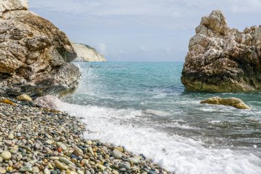 Kıbrıs adasındaki ünlü tanrıça Afrodit kayasının yakınındaki dalgalarla Akdeniz 'in güzel manzarası