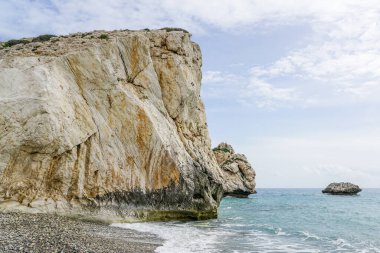 Limasol ve Paphos arasındaki ünlü Afrodit kayası, antik çağlardan beri aşk ve bereket tanrıçası Afrodit 'in doğduğu yer olarak kabul edilir.