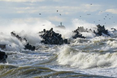 Baltık Denizi 'ndeki kış fırtınaları sırasında dalgalar dalgaların üzerine düşer.