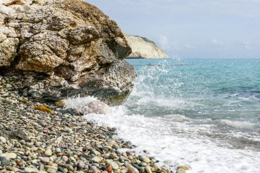 Kıbrıs adasındaki ünlü tanrıça Afrodit kayasının yakınındaki dalgalarla Akdeniz 'in güzel manzarası