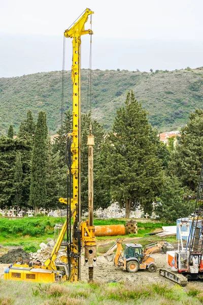 İnşaat alanında dönen sondaj kulesi, bina temeli için sıkılan yığınların inşası.