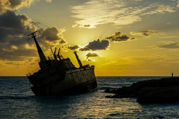 Large Old Rusty Shipwreck Silhouette Rocky Coast Beautiful Sunset Background — Stock Photo, Image