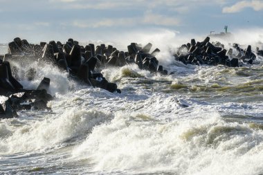 Baltık Denizi 'nde fırtına, dalgalar Litvanya' nın Liepaja limanındaki beton tetrapodları vuruyor.