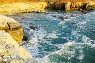 Kıbrıs Rum Kesimi 'nin turkuaz mavi suları ve kayalık kıyı şeridiyle Akdeniz' in güzel manzarası
