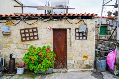 Kıbrıs 'ın dağlık bir köyünde kil kireç taşı çatılı, küçük, huzurlu, romantik bir kulübe.