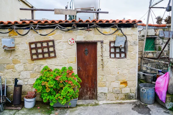 Kıbrıs 'ın dağlık bir köyünde kil kireç taşı çatılı, küçük, huzurlu, romantik bir kulübe.