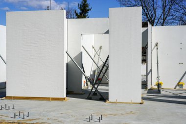 Prefabrik paneller kullanan modern teknolojiye göre yeni bir özel ev inşa ediliyor.