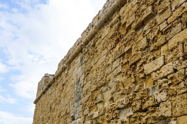 Fragmento Uma Antiga Muralha Arenito Fortaleza Com Tijolos Ruínas Rachaduras — Fotografia de Stock
