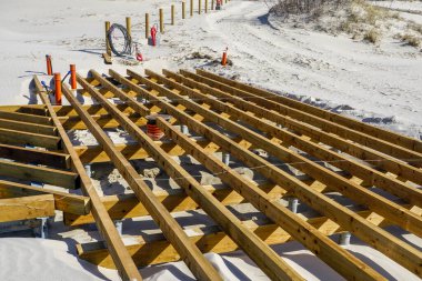 Kumsal altyapısını geliştirmek için kumlu sahilde yeni bir ahşap teras inşa ediliyor.